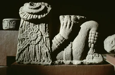 Liegender Sonnengott mit Sonnenkalenderscheibe im Haar